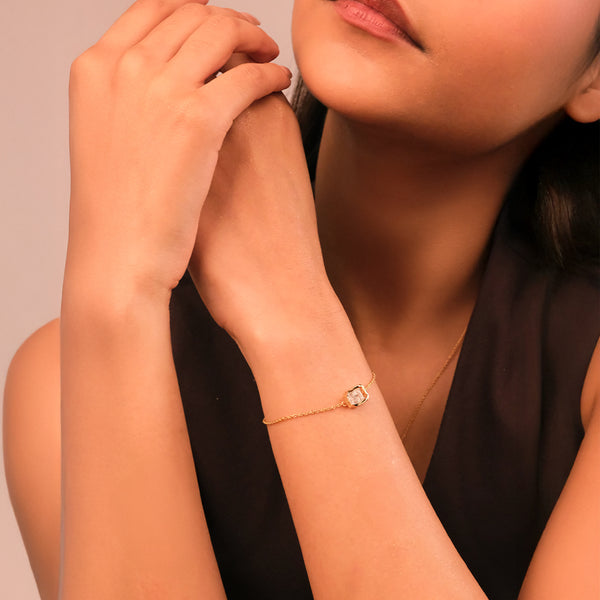 Striking Emerald - Pure Gold Lab Diamond Solitaire Bracelet