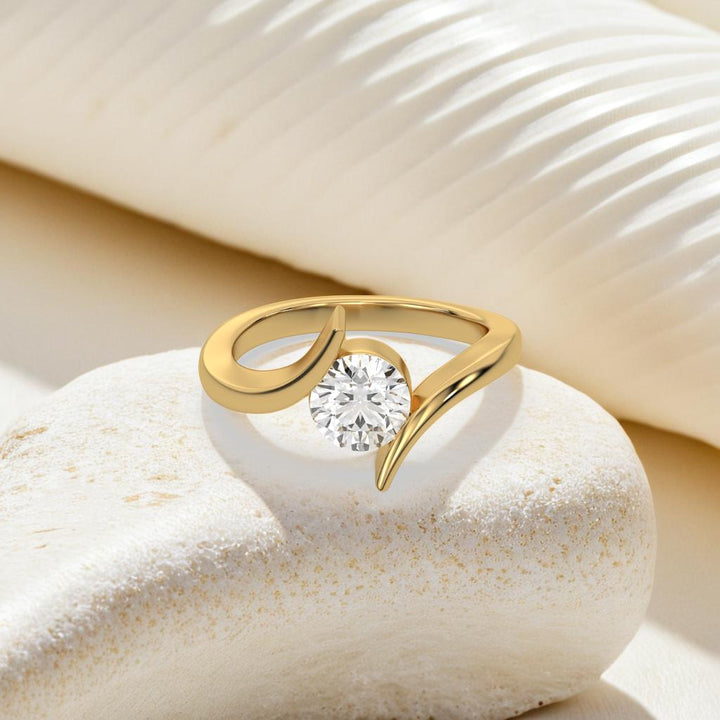 Curved Elegance - Lab Diamond Solitaire Ring